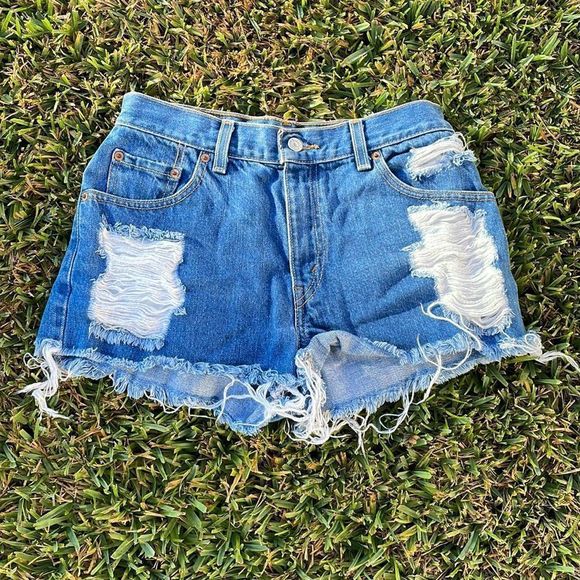 [Levi’s] “Classic Relaxed 550” Distressed Jean Shorts - Size 6